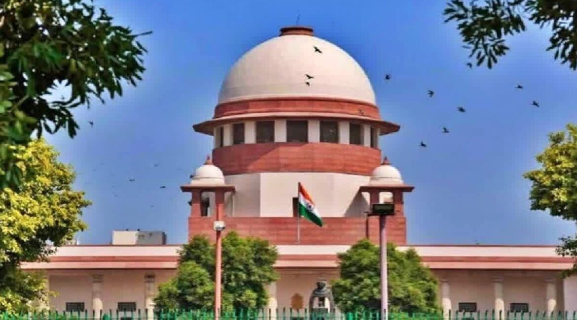 एसआई भर्ती-2021 लीक मामला: सुप्रीम कोर्ट ने हाईकोर्ट के आदेश पर लगाई रोक, चयनित अभ्यर्थियों की ट्रेनिंग अटकी एसआई भर्ती-2021 लीक मामला: सुप्रीम कोर्ट ने हाईकोर्ट के आदेश पर लगाई रोक, चयनित अभ्यर्थियों की ट्रेनिंग अटकी