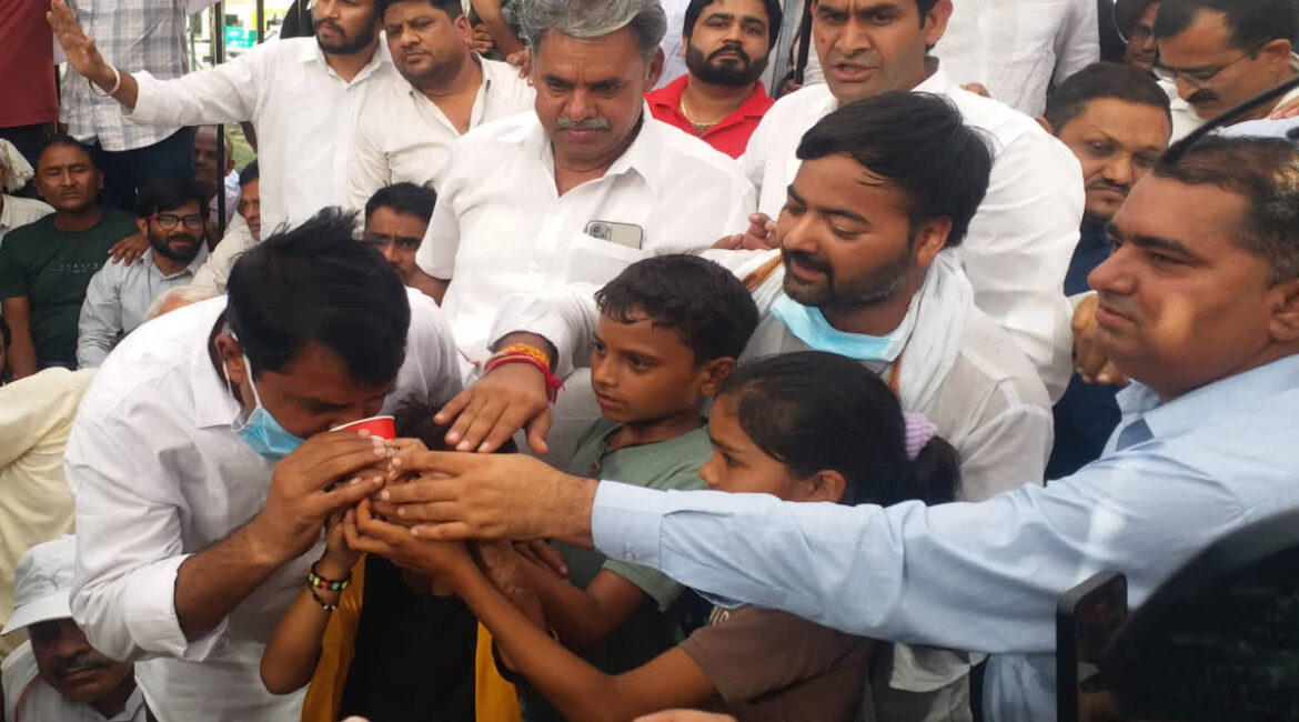 नरेश मीणा ने करीब 15 दिन बाद अनशन तोड़ा, SMS हॉस्पिटल से शहीद स्मारक पहुंचे नरेश मीणा ने करीब 15 दिन बाद अनशन तोड़ा, SMS हॉस्पिटल से शहीद स्मारक पहुंचे