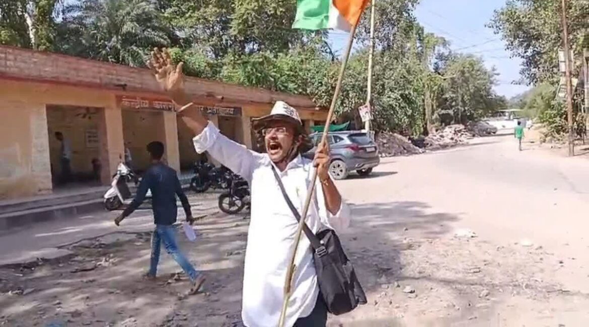 जोधपुर जेल में बंद सोनम वांगचुक के समर्थन में शख्स ने की नारेबाजी, पुलिस ने किया गिरफ्तार जोधपुर जेल में बंद सोनम वांगचुक के समर्थन में शख्स ने की नारेबाजी, पुलिस ने किया गिरफ्तार