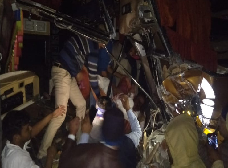 जयपुर में डंपर ने तीन लोगों को कुचला, 2 की मौत; शार्ट सर्किट की वजह से लगी आग में जलते रहे शव जयपुर में डंपर ने तीन लोगों को कुचला, 2 की मौत; शार्ट सर्किट की वजह से लगी आग में जलते रहे शव
