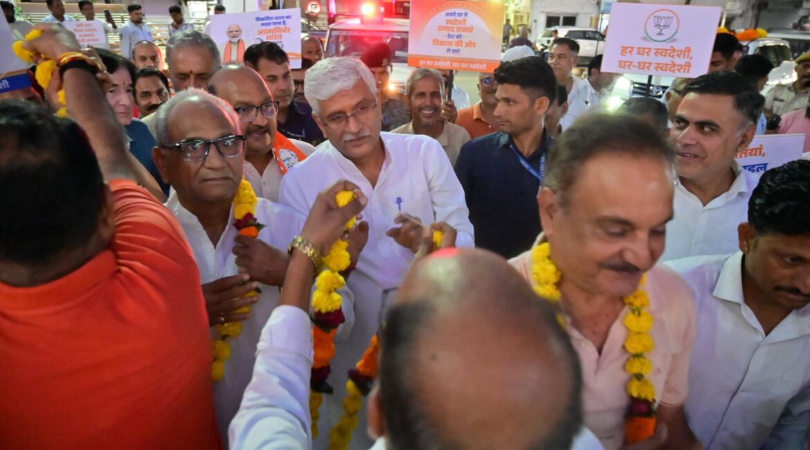 Rajasthan News: ‘जब भी बाजार जाएं, स्वदेशी समान लाएं’, जोधपुर में बोले केंद्रीय मंत्री गजेंद्र सिंह शेखावत Rajasthan News: ‘जब भी बाजार जाएं, स्वदेशी समान लाएं’, जोधपुर में बोले केंद्रीय मंत्री गजेंद्र सिंह शेखावत