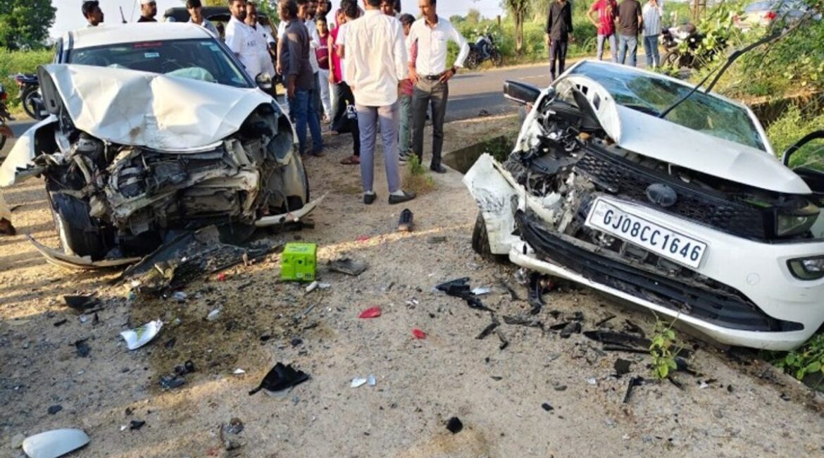 बाली उपखंड के पेरवा गांव में बाली-सुमेरपुर मार्ग पर दो कारों की आमने-सामने टक्कर के बाद एक कार खाई में उतरी, 5 लोग घायल; 2 की हालत गंभीर