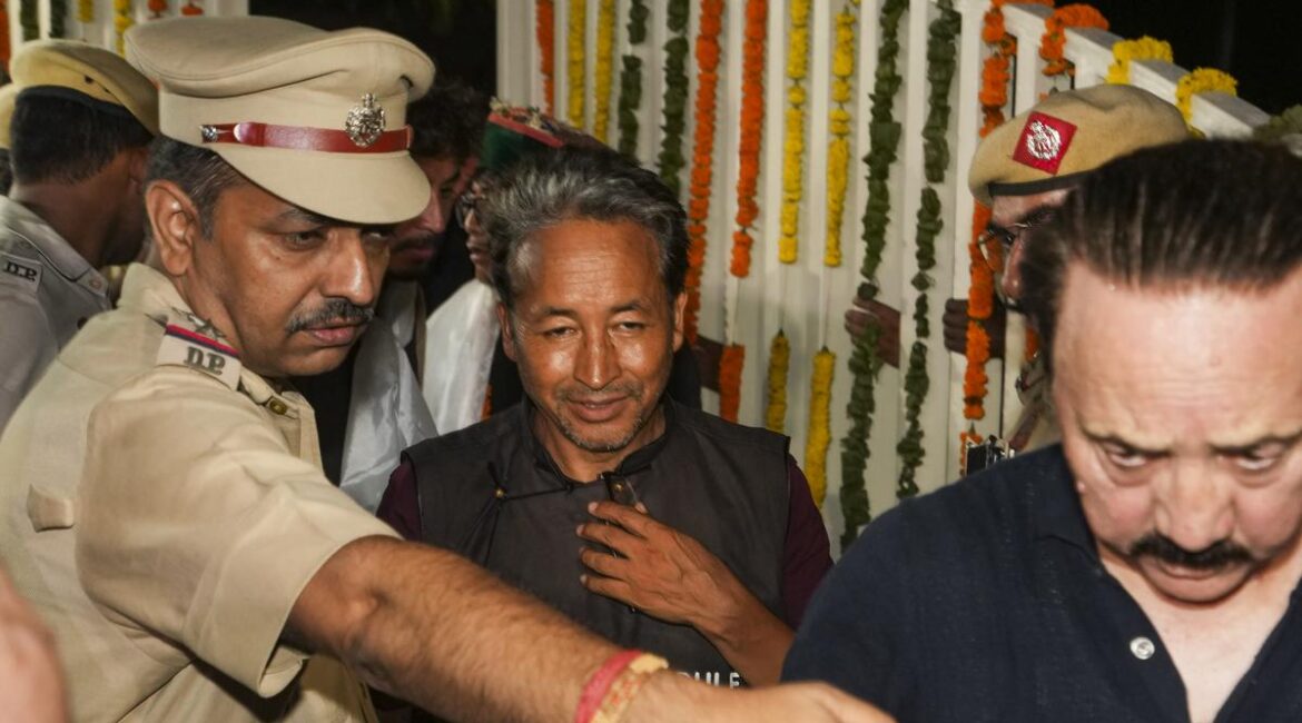 NSA के तहत गिरफ्तार सोनम वांगचुक को भेजा गया जोधपुर जेल, लेह में इंटरनेट बंद NSA के तहत गिरफ्तार सोनम वांगचुक को भेजा गया जोधपुर जेल, लेह में इंटरनेट बंद