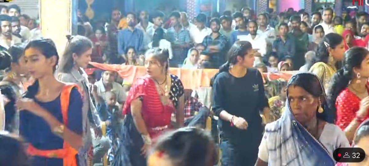 सुमेरपुर – भैरूचौक में शारदीय नवरात्रि पर गरबे में झूमीं महिलाएं और बालिकाएं सुमेरपुर – भैरूचौक में शारदीय नवरात्रि पर गरबे में झूमीं महिलाएं और बालिकाएं