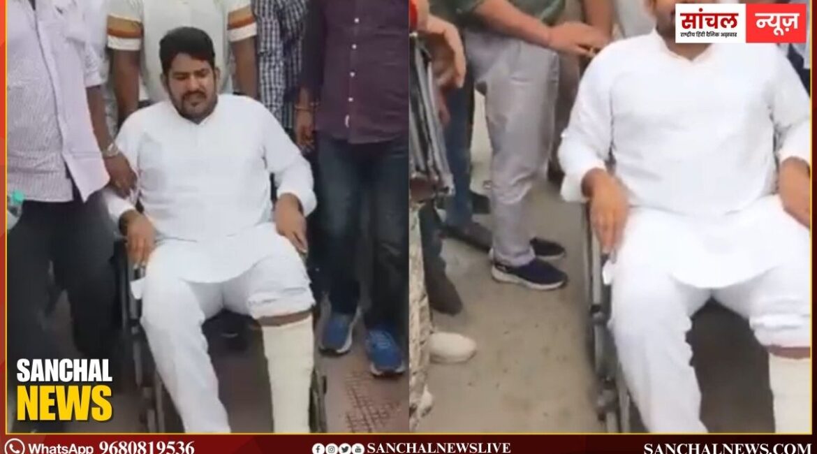 प्रदर्शन के दौरान विधायक मुकेश भाकर का पैर फ्रैक्चर, पुलिस व प्रदर्शनकारी हुए आमने सामने प्रदर्शन के दौरान विधायक मुकेश भाकर का पैर फ्रैक्चर, पुलिस व प्रदर्शनकारी हुए आमने सामने