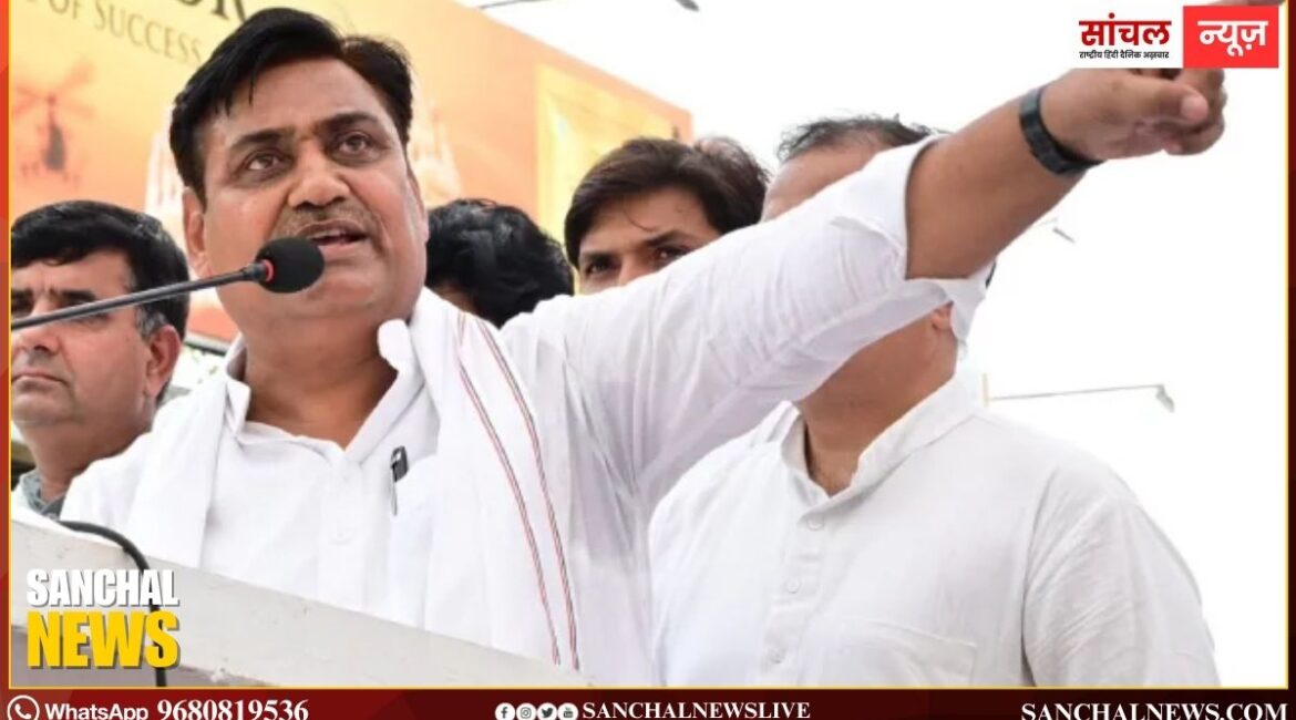 एसआईआर को लेकर डोटासरा ने घेरा; वोट चोरी करना चाहती है बीजेपी, राजस्थान में पंचायत-निकाय चुनाव टालने की तैयारी एसआईआर को लेकर डोटासरा ने घेरा; वोट चोरी करना चाहती है बीजेपी, राजस्थान में पंचायत-निकाय चुनाव टालने की तैयारी