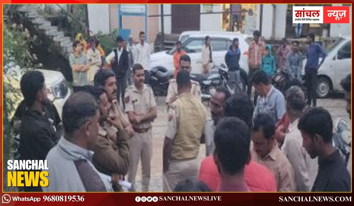 स्कूल बस से कुचलकर एक छात्र की मौत पर भारी हंगामा; हॉस्पिटल के बाहर प्रदर्शन, करणी सेना की मांग और धमकी स्कूल बस से कुचलकर एक छात्र की मौत पर भारी हंगामा; हॉस्पिटल के बाहर प्रदर्शन, करणी सेना की मांग और धमकी