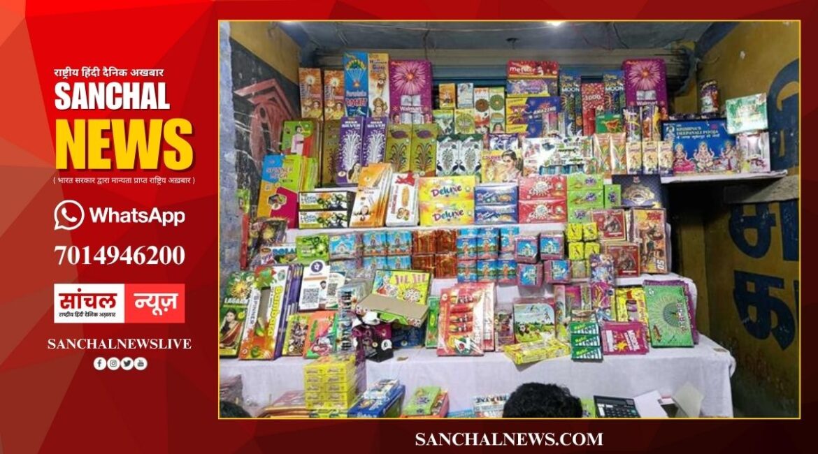 पटाखा विक्रेताओं पर कार्रवाई, बिना क्यूआर कोड वाले पटाखे जब्त; पटाखा विक्रेताओं में हड़कंप