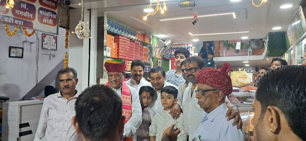 केबिनेट मंत्री कुमावत ने सड़कों पर पैदल घूम-घूमकर व्यपारियो को दी दिवाली की बधाई, व्यपारियो ने गले मिल किया स्वागत केबिनेट मंत्री कुमावत ने सड़कों पर पैदल घूम-घूमकर व्यपारियो को दी दिवाली की बधाई, व्यपारियो ने गले मिल किया स्वागत