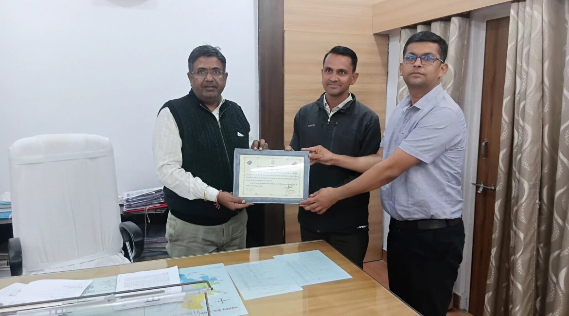 एसआईआर में शतप्रतिशत कार्य पूर्ण करने पर सुमेरपुर बीएलओ इकबाल मोहम्मद को प्रशस्ति पत्र किया प्रदान, तहसीलदार निर्वाचन द्वारा औचक निरीक्षण