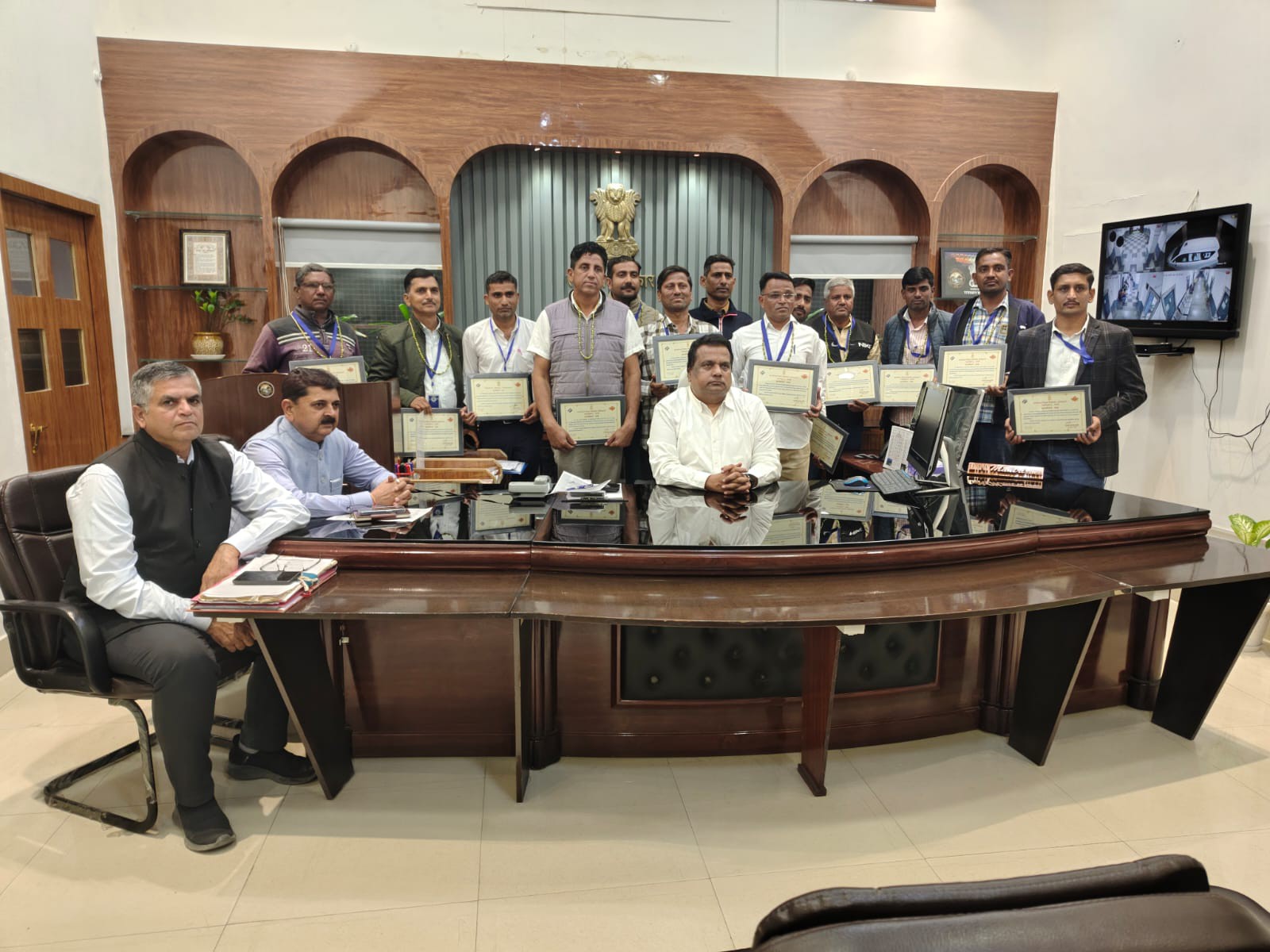 Pali News; कलक्टर ने शत प्रतिशत डिजिटलाइजेशन पर बीएलओ का किया सम्मान Pali News; कलक्टर ने शत प्रतिशत डिजिटलाइजेशन पर बीएलओ का किया सम्मान