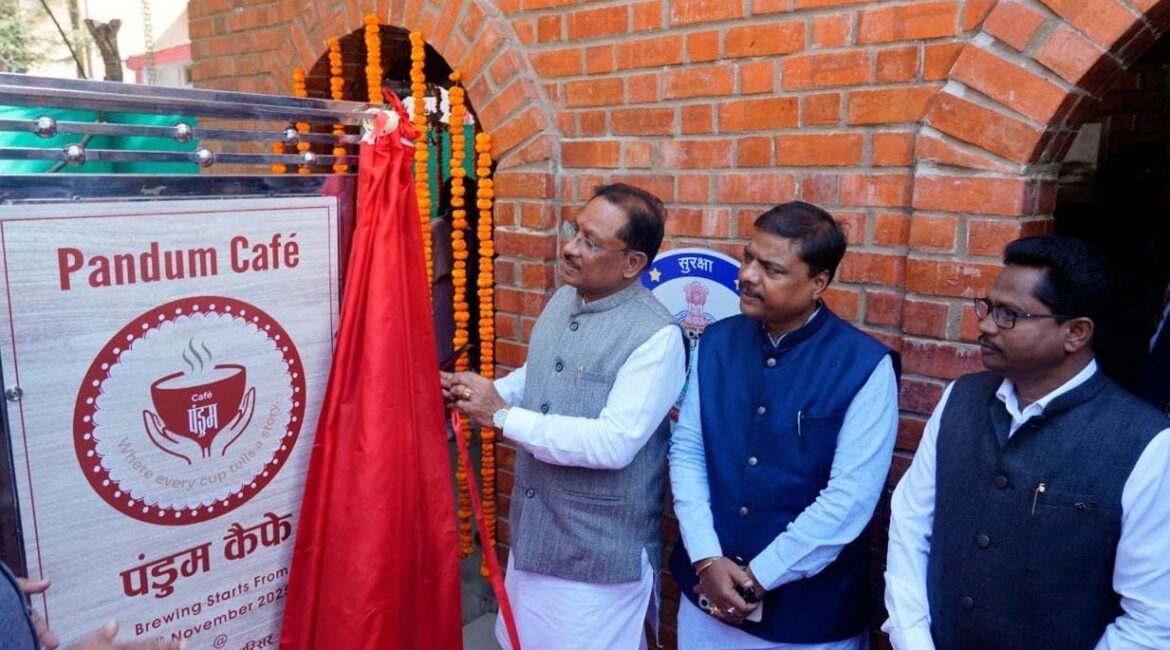 Chhattisgarh News: CM साय ने जगदलपुर में नक्सलियों के कैफे का किया उद्घाटन, 100 साल पुराने स्कूल के नवीनीकरण के लिए डेढ़ करोड़ रुपए देने की घोषणा