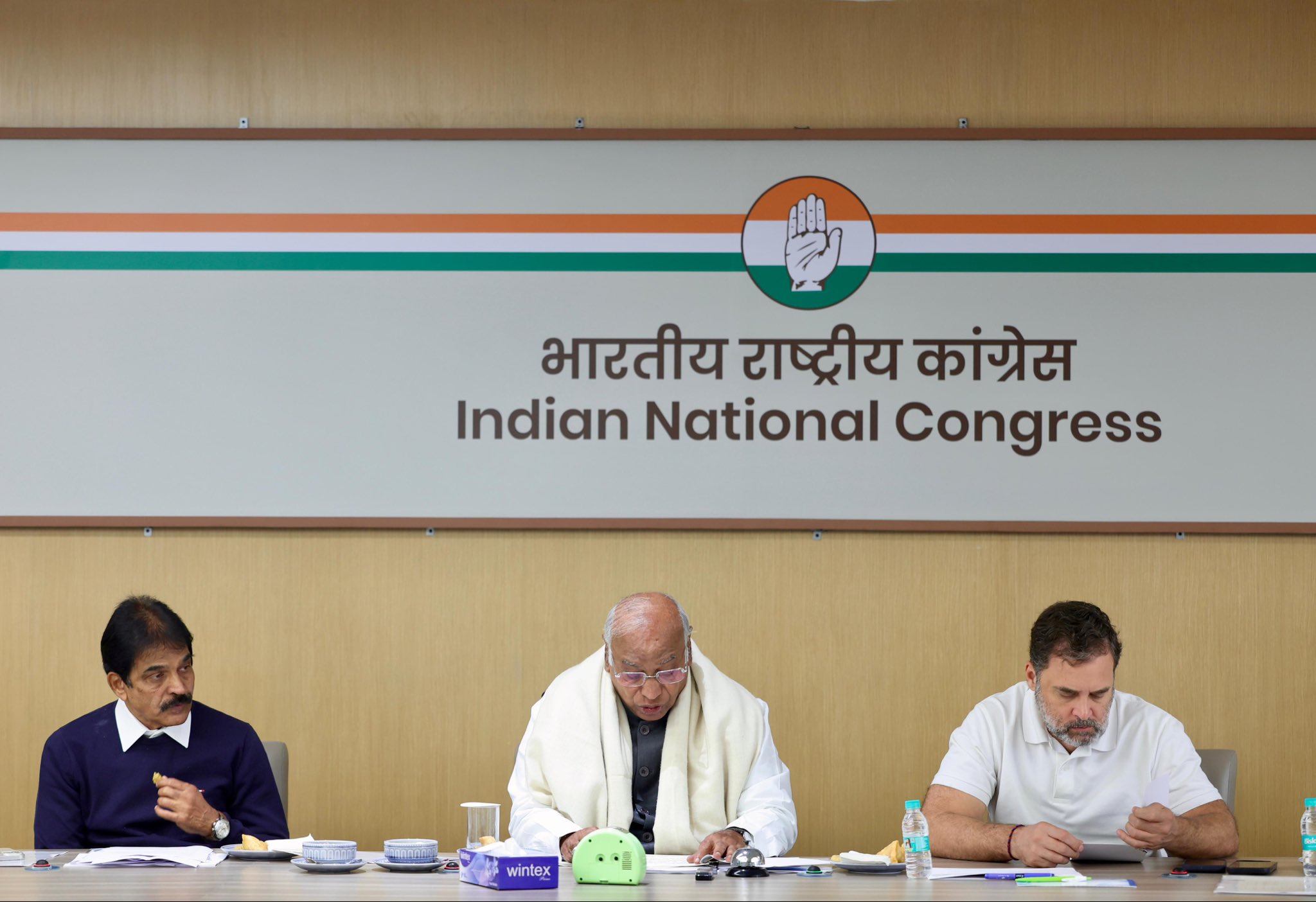 दिल्ली में बड़ी रैली की तैयारी, SIR के खिलाफ कांग्रेस की बैठक, राहुल गांधी ने कहा कि राजनीतिक रूप से एसआईआर का मुकाबला करेंगे दिल्ली में बड़ी रैली की तैयारी, SIR के खिलाफ कांग्रेस की बैठक, राहुल गांधी ने कहा कि राजनीतिक रूप से एसआईआर का मुकाबला करेंगे