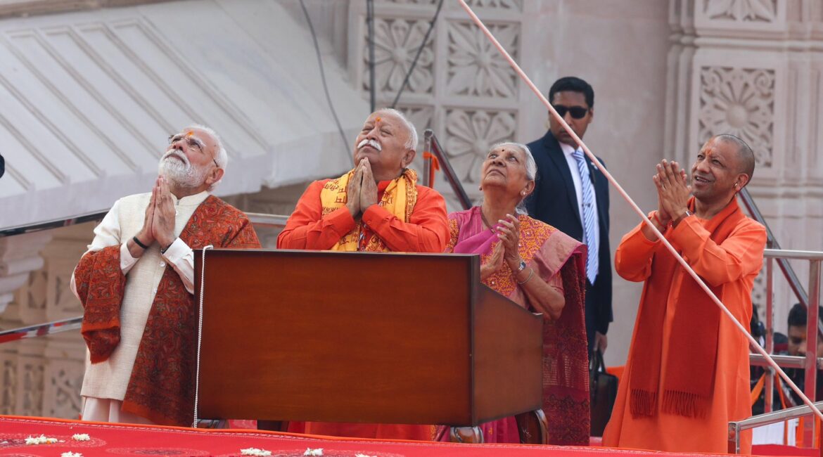 राम मंदिर के शिखर पर पीएम मोदी ने फहराया धर्म ध्वज! देखें शानदार तस्वीरें राम मंदिर के शिखर पर पीएम मोदी ने फहराया धर्म ध्वज! देखें शानदार तस्वीरें