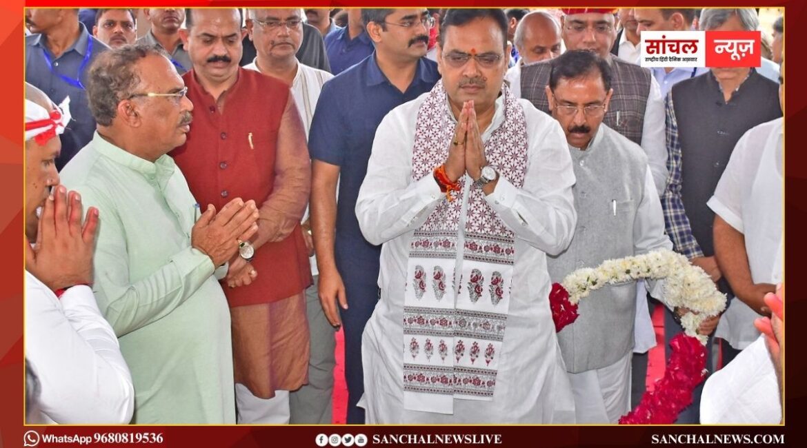 मुख्यमंत्री भजनलाल शर्मा ने वासुदेव देवनानी की पत्नी को दी श्रद्धांजलि, अजमेर में गम का माहौल मुख्यमंत्री भजनलाल शर्मा ने वासुदेव देवनानी की पत्नी को दी श्रद्धांजलि, अजमेर में गम का माहौल