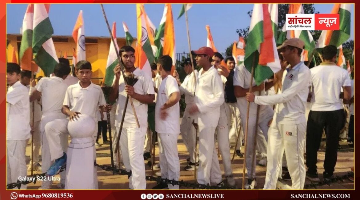 जूते पहन अमर जवान ज्योति पर चढ़े राष्ट्रवाद का दावा करने वाली पार्टी के नेता; मीडिया प्रतिनिधियों को धमकाने की भी कोशिश