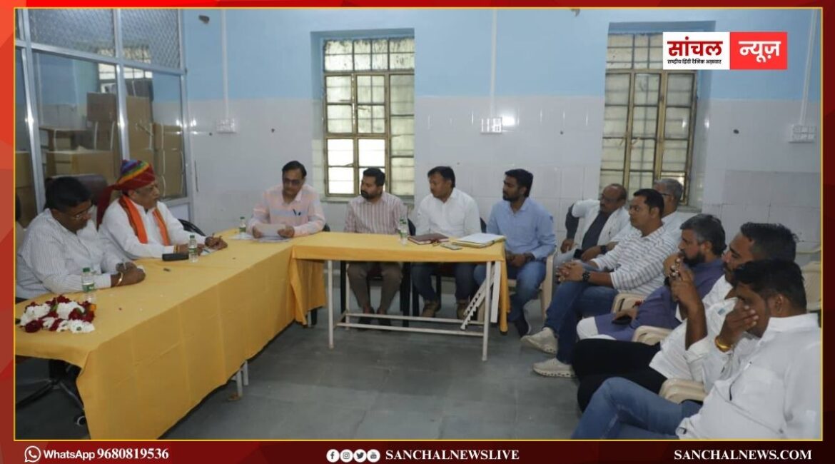 राजस्थान मेडिकेयर रिलीफ सोसायटी (RMRS) की बैठक; चिकित्सालय में भौतिक सुविधाएं मुहैया करने का निर्णय, कैबिनेट मंत्री जोराराम कुमावत ने नई एंबलेंस देने की घोषणा राजस्थान मेडिकेयर रिलीफ सोसायटी (RMRS) की बैठक; चिकित्सालय में भौतिक सुविधाएं मुहैया करने का निर्णय, कैबिनेट मंत्री जोराराम कुमावत ने नई एंबलेंस देने की घोषणा