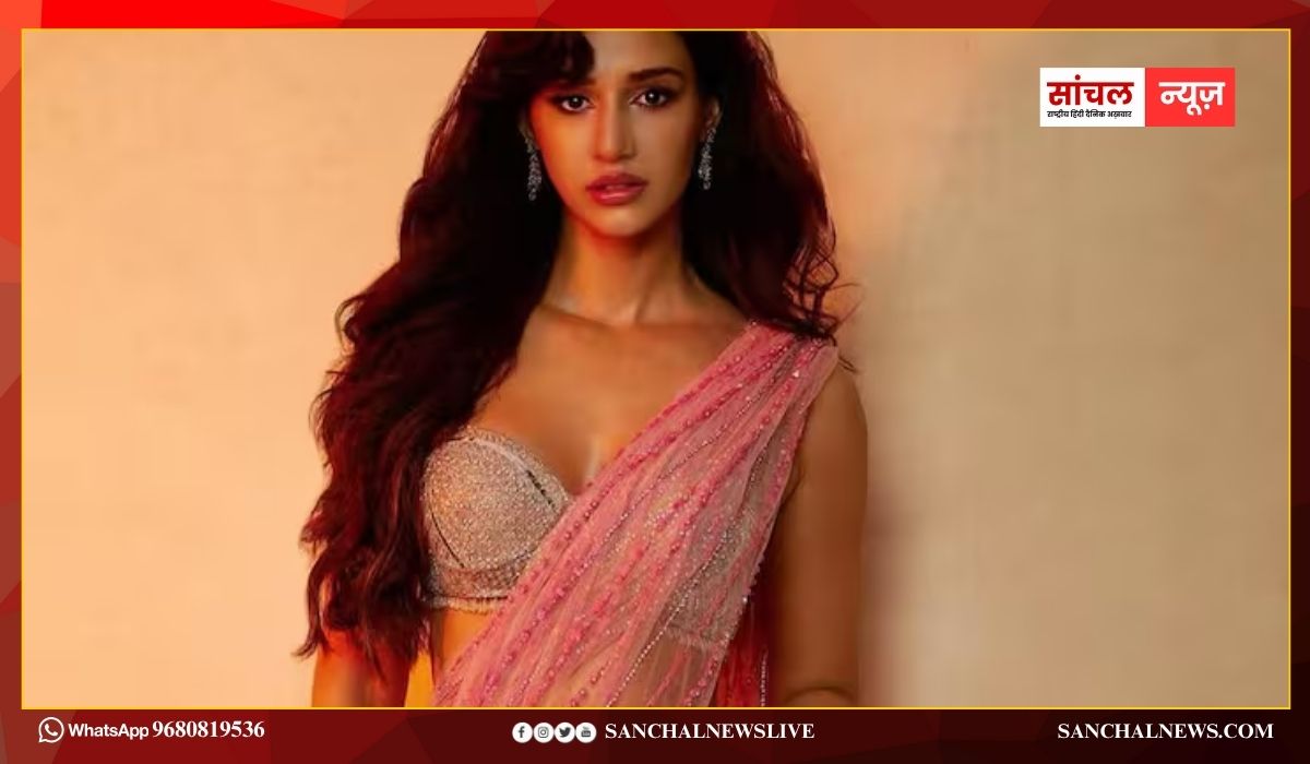 दिशा पटानी की तरह डिजाइन ब्लाउज संग पहले रेडी टू वियर साड़ी दिशा पटानी की तरह डिजाइन ब्लाउज संग पहले रेडी टू वियर साड़ी