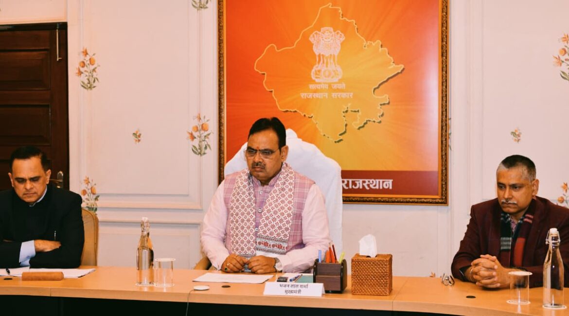 मुख्यमंत्री ने ली राजस्व से संबंधित विभागों की समीक्षा बैठक, ओवरलोडेड वाहनों और अवैध शराब के खिलाफ कार्रवाई हो तेज