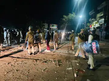 चौमू में सांप्रदायिक तनाव: पुलिस पर हमला, आंसू गैस और छावनी बना इलाका… मस्जिद परिसर से पत्थर हटाने को लेकर विवाद चौमू में सांप्रदायिक तनाव: पुलिस पर हमला, आंसू गैस और छावनी बना इलाका… मस्जिद परिसर से पत्थर हटाने को लेकर विवाद