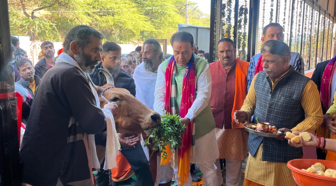25 लाख के सीएसआर फण्ड से बनी आधुनिक गौशाला का जयपुर प्रभारी मंत्री ने किया लोकार्पण, धरती मां, गौमाता व स्वयं की मां की सेवा करना सर्वोत्तम कार्य -संसदीय कार्य मंत्री 25 लाख के सीएसआर फण्ड से बनी आधुनिक गौशाला का जयपुर प्रभारी मंत्री ने किया लोकार्पण, धरती मां, गौमाता व स्वयं की मां की सेवा करना सर्वोत्तम कार्य -संसदीय कार्य मंत्री