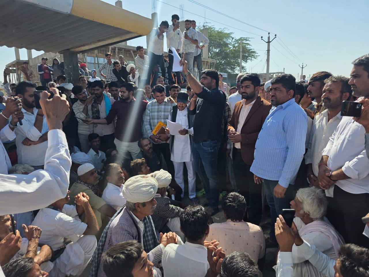 200 ट्रैक्टरों के साथ किसान का कलेक्ट्रेट घेराव; प्रशासन ने रैली को रोकने का प्रयास, किसानों की क्या-क्या मांगे हैं? 200 ट्रैक्टरों के साथ किसान का कलेक्ट्रेट घेराव; प्रशासन ने रैली को रोकने का प्रयास, किसानों की क्या-क्या मांगे हैं?
