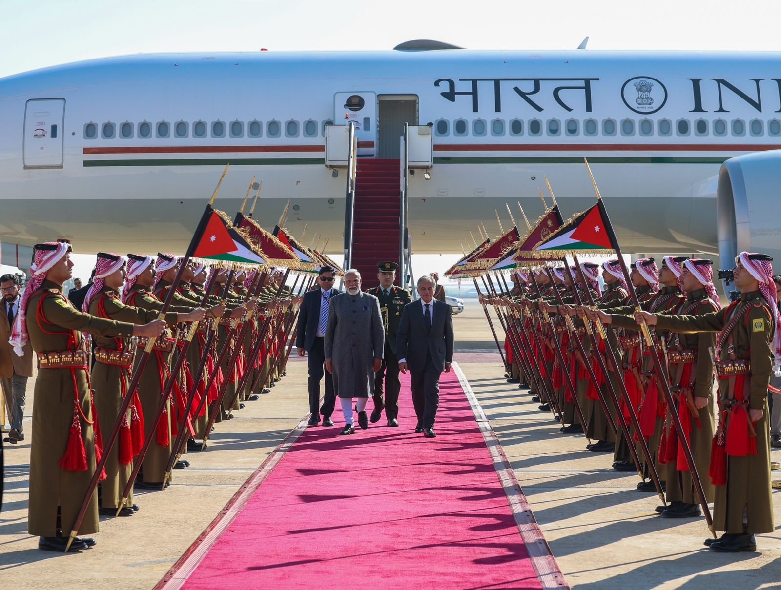 PM नरेंद्र मोदी दो दिवसीय यात्रा पर जॉर्डन पहुंचे, जॉर्डन के प्रधानमंत्री जाफर हसन ने हवाई अड्डे पर गर्मजोशी से स्वागत PM नरेंद्र मोदी दो दिवसीय यात्रा पर जॉर्डन पहुंचे, जॉर्डन के प्रधानमंत्री जाफर हसन ने हवाई अड्डे पर गर्मजोशी से स्वागत