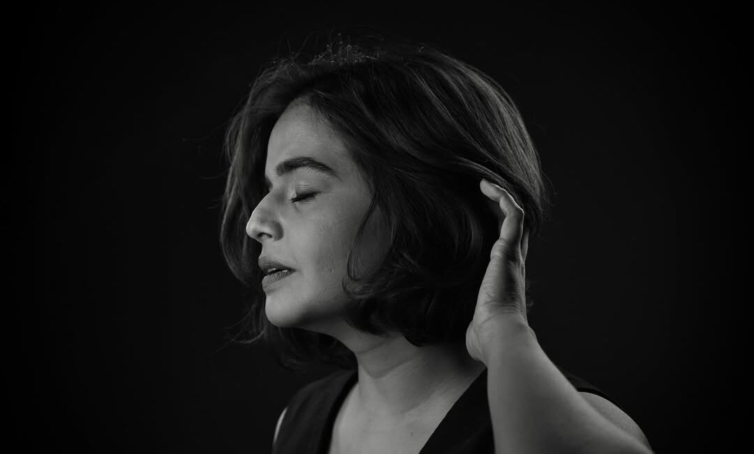 Suhani Shah: चेहरा देख माइंड पढ़ लेती हैं मॉडल दिखने वाली लडकी, करोड़ो में हे फेंस, देखे picture देखे