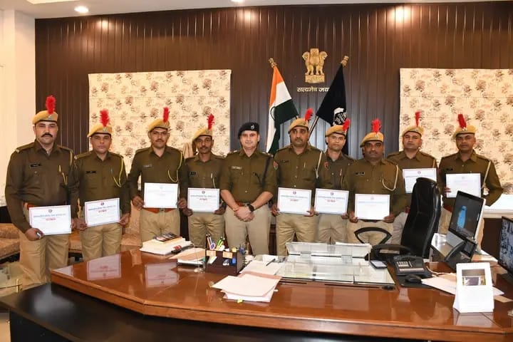 जिला पुलिस अधीक्षक द्वारा सर्किल स्तर पर सर्वोत्तम कार्यों वाले कांस्टेबल को बेस्ट कांस्टेबल ऑफ़ मंथ का अवार्ड