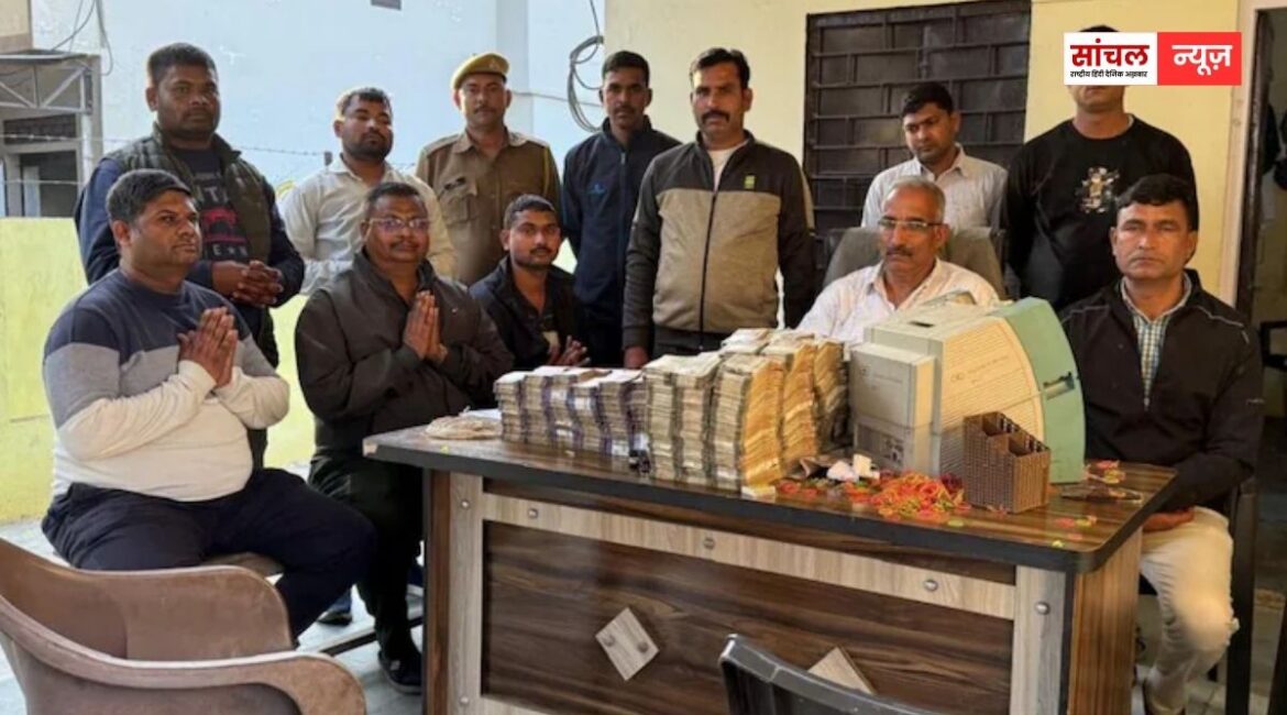 पुलिस नाकाबंदी में कार से बरामद हुई भारी मात्रा में नकदी; पांच संदिग्ध गिरफ्तार, आयकर विभाग भी जांच में जुटा