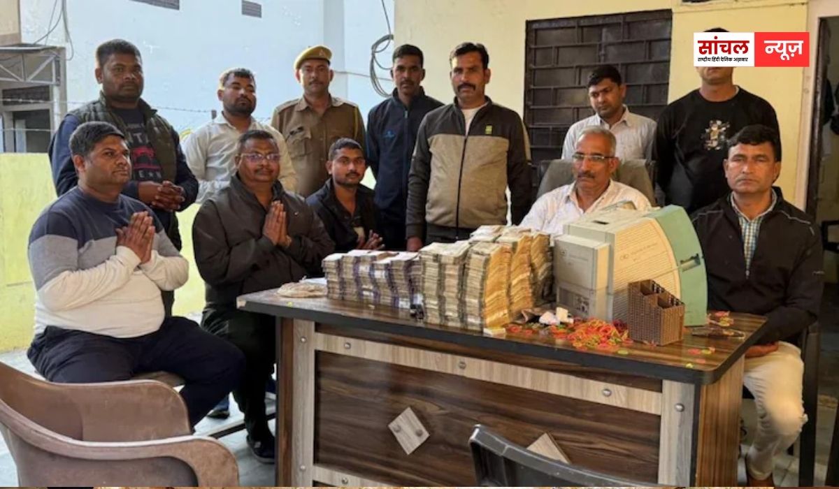 पुलिस नाकाबंदी में कार से बरामद हुई भारी मात्रा में नकदी; पांच संदिग्ध गिरफ्तार, आयकर विभाग भी जांच में जुटा पुलिस नाकाबंदी में कार से बरामद हुई भारी मात्रा में नकदी; पांच संदिग्ध गिरफ्तार, आयकर विभाग भी जांच में जुटा