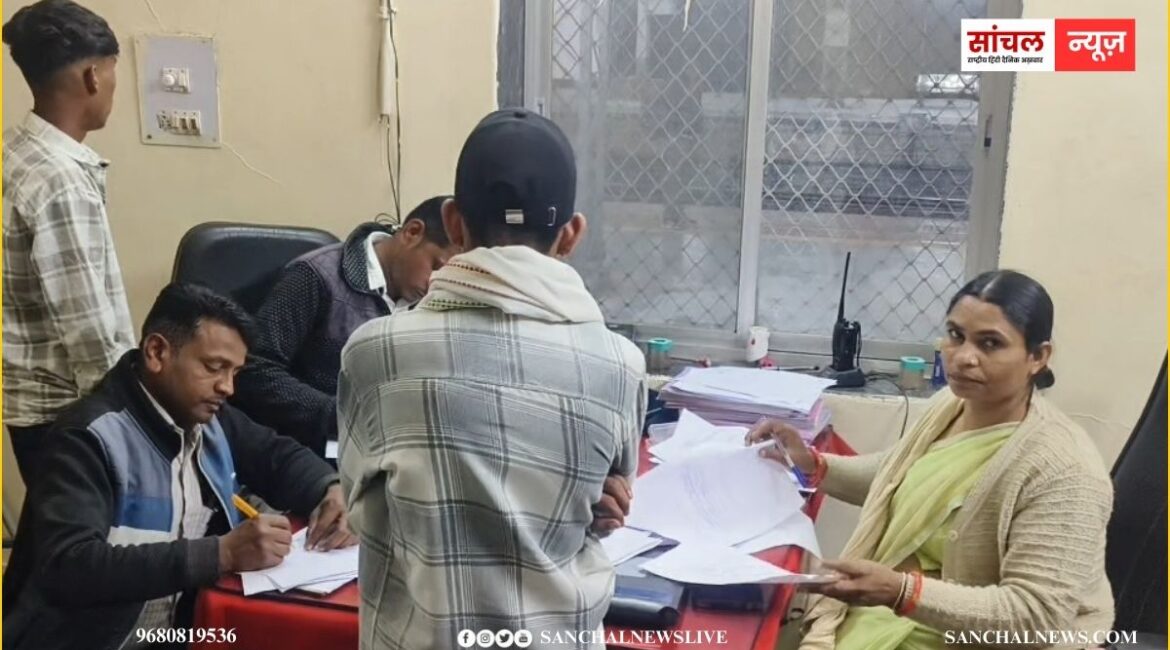 गुजरात के बड़े शहरों में बिक रहा राजस्थान के मासूम बच्चों का ‘बचपन’!, डूंगरपुर स्टेशन से 22 बच्चों को बचाया, 3 एजेंट गिरफ्तार गुजरात के बड़े शहरों में बिक रहा राजस्थान के मासूम बच्चों का ‘बचपन’!, डूंगरपुर स्टेशन से 22 बच्चों को बचाया, 3 एजेंट गिरफ्तार