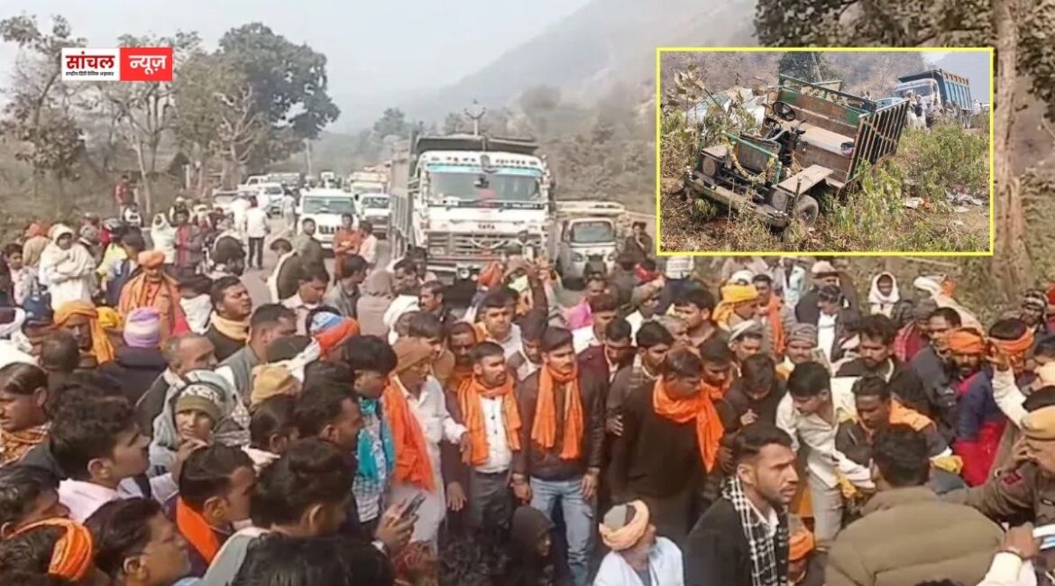 DNT समाज के सम्मेलन में जा रही जुगाड़ गाड़ी पलटने से दर्दनाक हादसा, 65 साल के बुजुर्ग की मौके पर ही मौत, हाईवे पर बैठे लोग; 5 किमी लंबा जाम