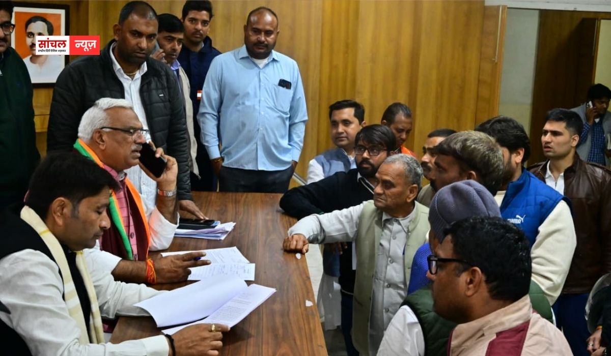 कांग्रेस नेता की बीजेपी दफ्तर में ‘एंट्री’ से मचा हड़कंप, गृह राज्य मंत्री ने पिछली सरकार पर तीखे तंज भी कसे कांग्रेस नेता की बीजेपी दफ्तर में ‘एंट्री’ से मचा हड़कंप, गृह राज्य मंत्री ने पिछली सरकार पर तीखे तंज भी कसे