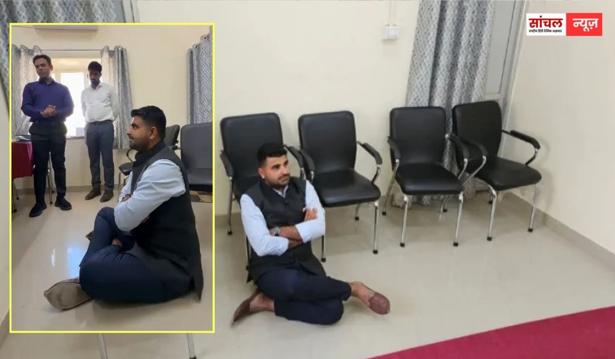 अधिकारियों के सामने जमीन पर बैठे विधायक रविंद्र सिंह भाटी, पानी के लिए धरना, लंबे समय से पानी की समस्या अधिकारियों के सामने जमीन पर बैठे विधायक रविंद्र सिंह भाटी, पानी के लिए धरना, लंबे समय से पानी की समस्या