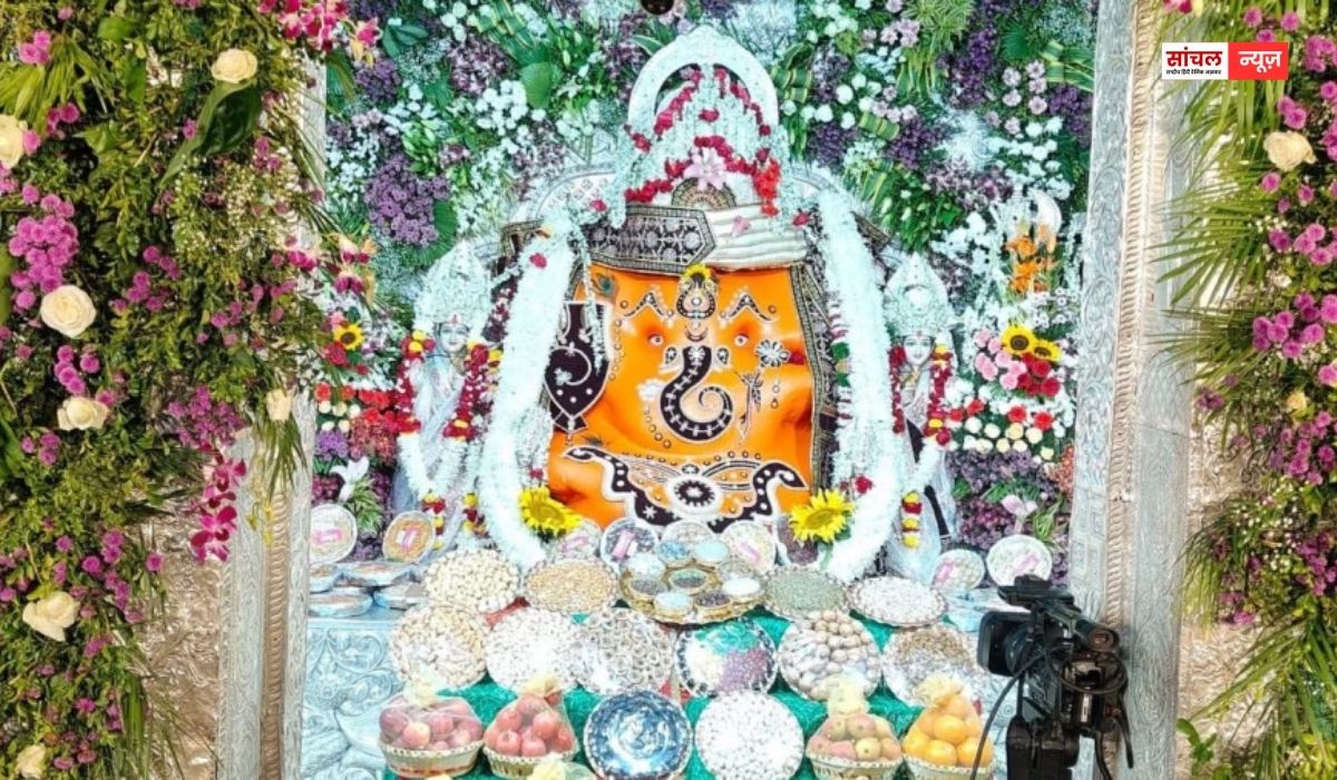 इंदौर शहर में नए साल की शुरुआत आस्था और उत्साह के साथ हुई, मंदिरों में लगी लंबी लाइनें, खजराना मंदिर में रात तक 5 लाख भक्तों के पहुंचने की संभावना इंदौर शहर में नए साल की शुरुआत आस्था और उत्साह के साथ हुई, मंदिरों में लगी लंबी लाइनें, खजराना मंदिर में रात तक 5 लाख भक्तों के पहुंचने की संभावना