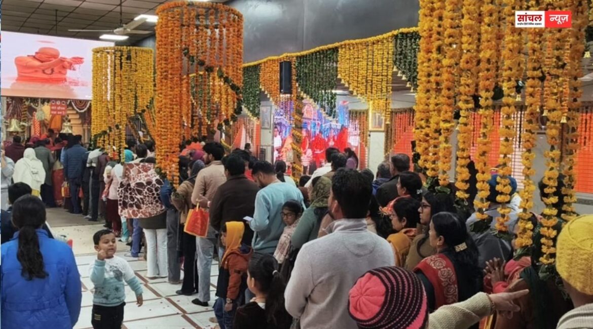 देवभूमि उत्तराखंड में नए साल पर मंदिरों में उमड़ी भीड़, रात में आतिशबाजी के साथ जश्न मनाया, सीएम धामी ने दी बधाई देवभूमि उत्तराखंड में नए साल पर मंदिरों में उमड़ी भीड़, रात में आतिशबाजी के साथ जश्न मनाया, सीएम धामी ने दी बधाई