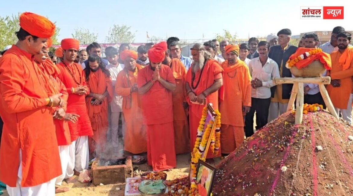 साध्वी प्रेम बाईसा की मौत का रहस्य अनसुलझा, गांव में हुआ समाधि पूजन, एसआईटी को रिपोर्ट का इंतजार साध्वी प्रेम बाईसा की मौत का रहस्य अनसुलझा, गांव में हुआ समाधि पूजन, एसआईटी को रिपोर्ट का इंतजार