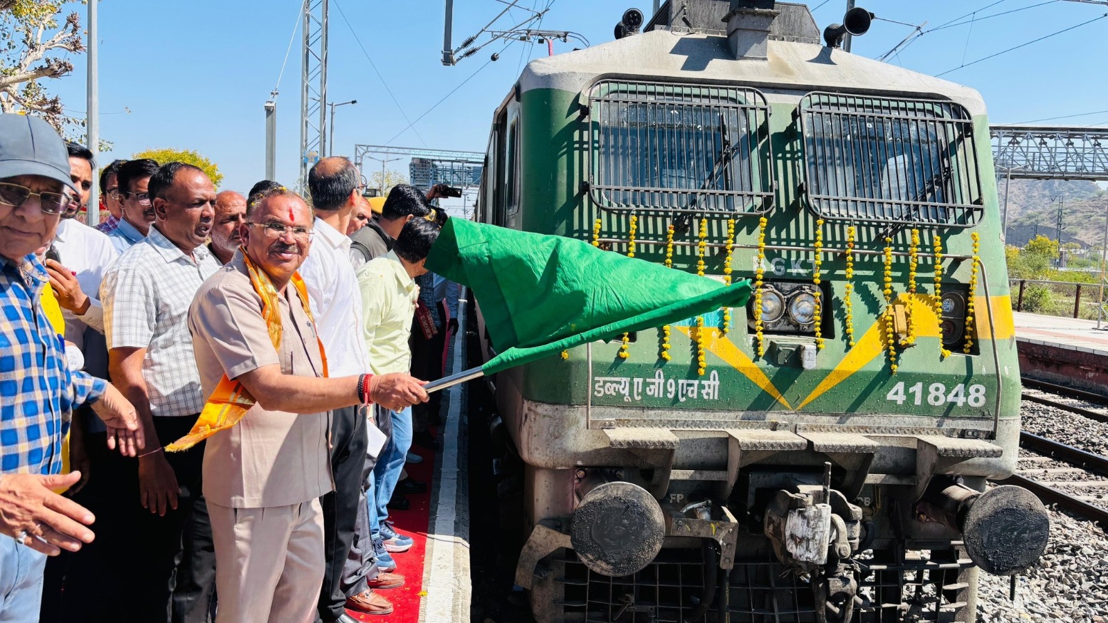 विधानसभा अध्यक्ष देवनानी ने दिखाई तिरूपति तीर्थ जाने वाली ट्रेन को हरी झंडी विधानसभा अध्यक्ष देवनानी ने दिखाई तिरूपति तीर्थ जाने वाली ट्रेन को हरी झंडी