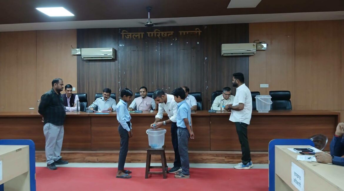 पाली जिला परिषद और पंचायत समितियों में आरक्षण की लॉटरी संपन्न: प्रधान पदों से लेकर वार्डों तक का बदला गणित, देखें पूरी लिस्ट पाली जिला परिषद और पंचायत समितियों में आरक्षण की लॉटरी संपन्न: प्रधान पदों से लेकर वार्डों तक का बदला गणित, देखें पूरी लिस्ट