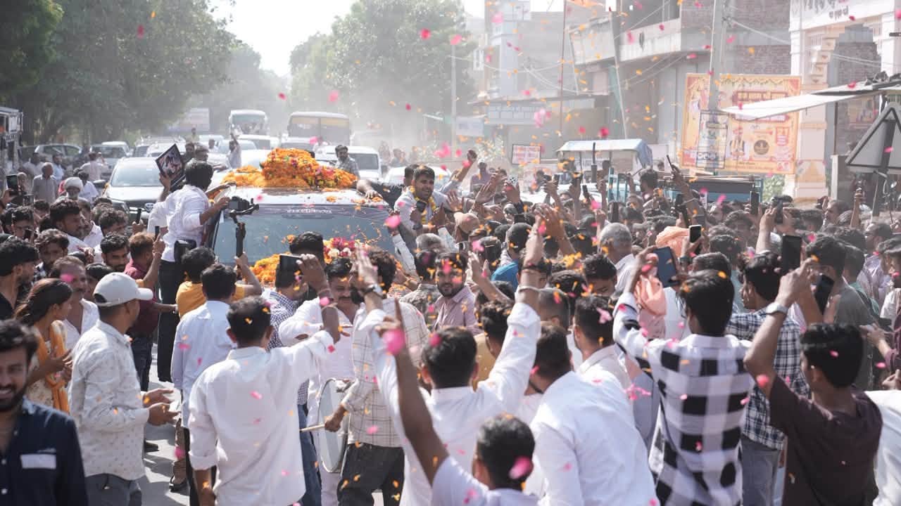 EWS सरलीकरण यात्रा: सुमेरपुर और तखतगढ़ में रविंद्र सिंह भाटी का ऐतिहासिक स्वागत, ऊंट पर बैठाकर दो JCB से बरसाए फूल, मदन राठौड़ पर दागे सीधे सियासी सवाल EWS सरलीकरण यात्रा: सुमेरपुर और तखतगढ़ में रविंद्र सिंह भाटी का ऐतिहासिक स्वागत, ऊंट पर बैठाकर दो JCB से बरसाए फूल, मदन राठौड़ पर दागे सीधे सियासी सवाल