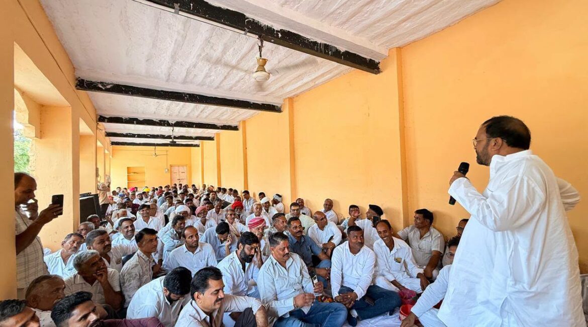 सिरोही में कांग्रेस की बैठक में गरजे संयम लोढ़ा: भाजपा सरकार पर लगाए भ्रष्टाचार के रिकॉर्ड बनाने और जमीनों के पट्टे काटने के गंभीर आरोप सिरोही में कांग्रेस की बैठक में गरजे संयम लोढ़ा: भाजपा सरकार पर लगाए भ्रष्टाचार के रिकॉर्ड बनाने और जमीनों के पट्टे काटने के गंभीर आरोप