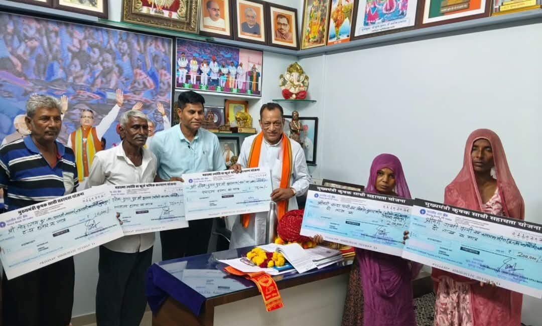 सुमेरपुर में कैबिनेट मंत्री जोराराम कुमावत ने बांटे सहायता राशि के चेक: कृषि दुर्घटना पीड़ित परिवारों और श्रमिकों को मिला आर्थिक संबल; बोले—’जरूरतमंदों की सेवा सरकार की सर्वोच्च प्राथमिकता’ सुमेरपुर में कैबिनेट मंत्री जोराराम कुमावत ने बांटे सहायता राशि के चेक: कृषि दुर्घटना पीड़ित परिवारों और श्रमिकों को मिला आर्थिक संबल; बोले—’जरूरतमंदों की सेवा सरकार की सर्वोच्च प्राथमिकता’