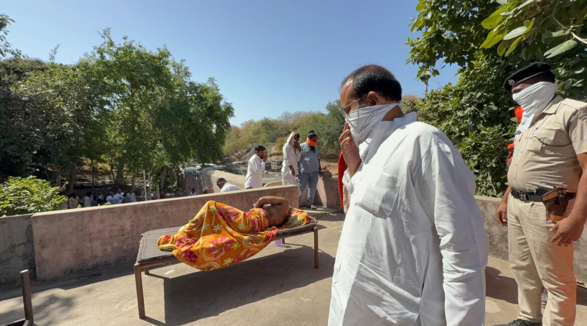 बीहड़ों में साधुओं की ‘असुरक्षित साधना’ और पुलिस का ढर्रा: शिवगंज के कामेश्वर महादेव मंदिर में संत त्रिवेणीगिरी की नृशंस मौत ने फिर खोले सिस्टम के पुराने जख्म