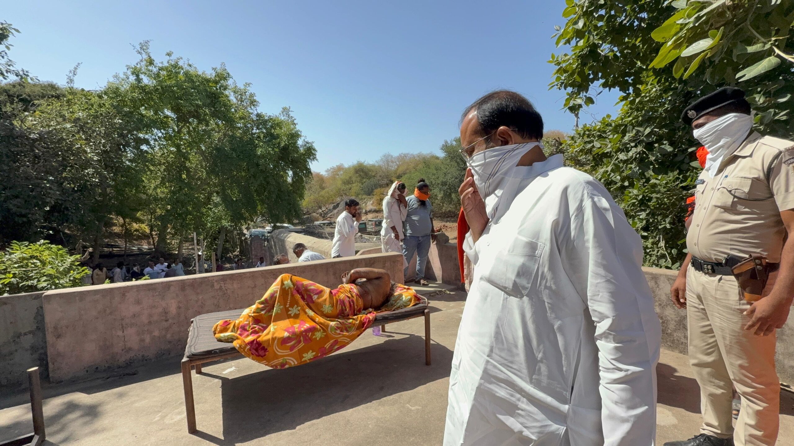 बीहड़ों में साधुओं की ‘असुरक्षित साधना’ और पुलिस का ढर्रा: शिवगंज के कामेश्वर महादेव मंदिर में संत त्रिवेणीगिरी की नृशंस मौत ने फिर खोले सिस्टम के पुराने जख्म