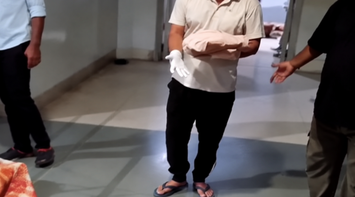 पाली में एक दिन की नवजात को अस्पताल में छोड़ गए परिजन: तीन दिन बाद मौत, शव लेने भी नहीं पहुंचे; नर्सिंग ऑफिसर की आंखें भर आईं पाली में एक दिन की नवजात को अस्पताल में छोड़ गए परिजन: तीन दिन बाद मौत, शव लेने भी नहीं पहुंचे; नर्सिंग ऑफिसर की आंखें भर आईं