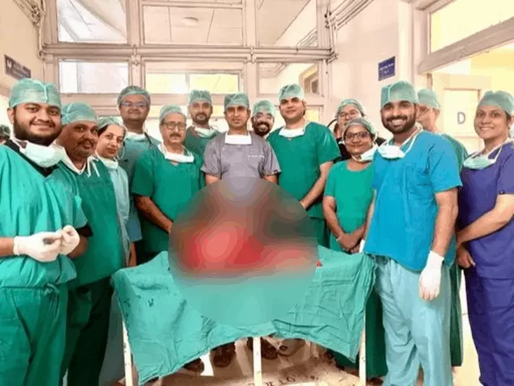 जयपुर SMS हॉस्पिटल के डॉक्टरों का मेडिकल चमत्कार: महिला के पेट से निकाली 28.6 किलो की विशाल गांठ; 3 घंटे चला ऑपरेशन, दुनिया भर में अब तक केवल 20 ऐसे केस रिपोर्ट